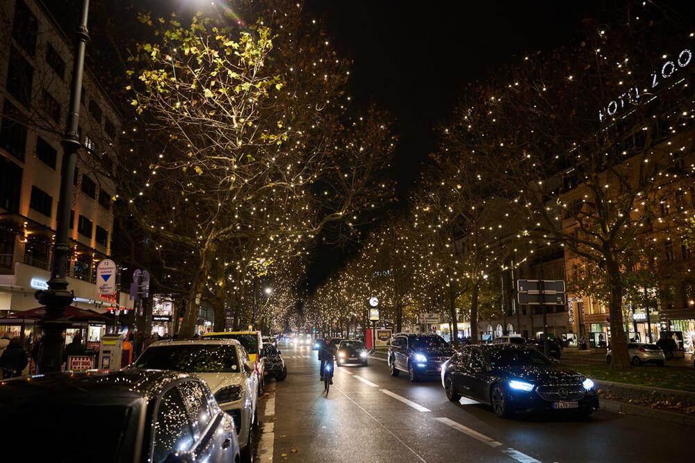 Weihnachtsbeleuchtung an Tauentzienstraße und am Kurfürstendamm