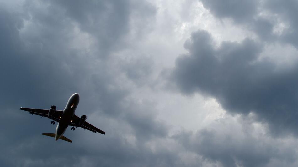 Erneut Verletzte an Bord eines Flugzeugs durch Turbulenzen