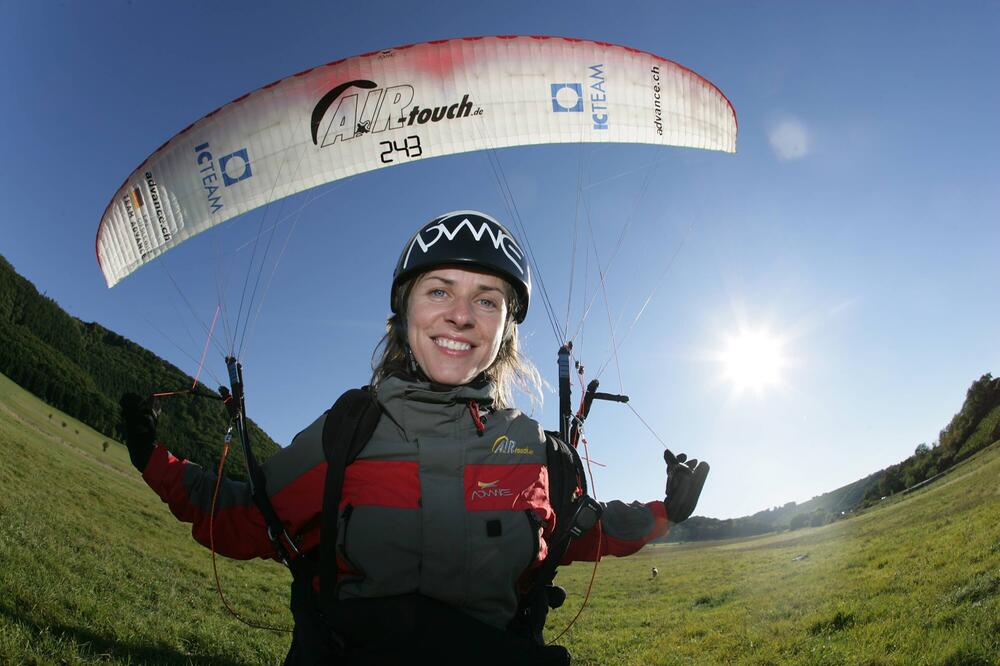 Gleitschirmfliegen Ewa Wisnierska beim Training am Boden bei Bernkastel-Kues
