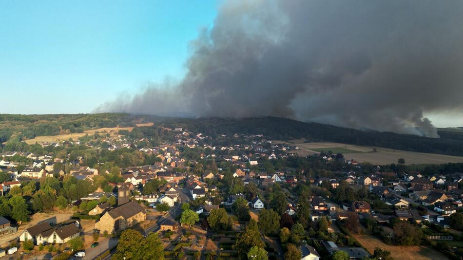Waldbrand bedroht Ortsteil – 1.800 Menschen evakuiert