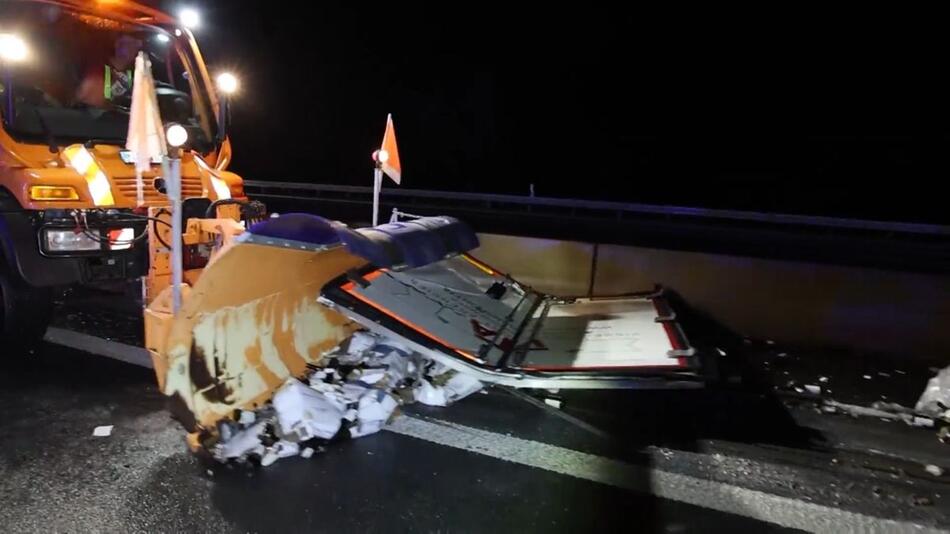 Schneepflug räumt Weinflaschen: A3 Richtung Frankfurt voll gesperrt