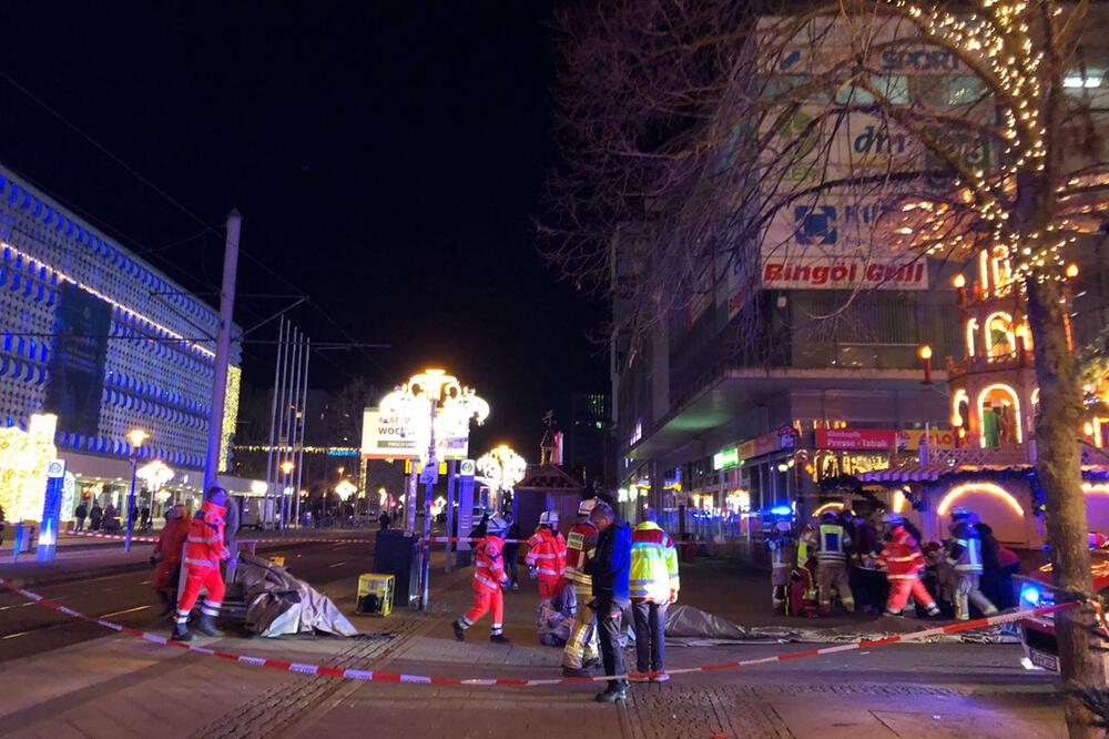 Auto fährt in Menschenmenge auf Magdeburger Weihnachtsmarkt