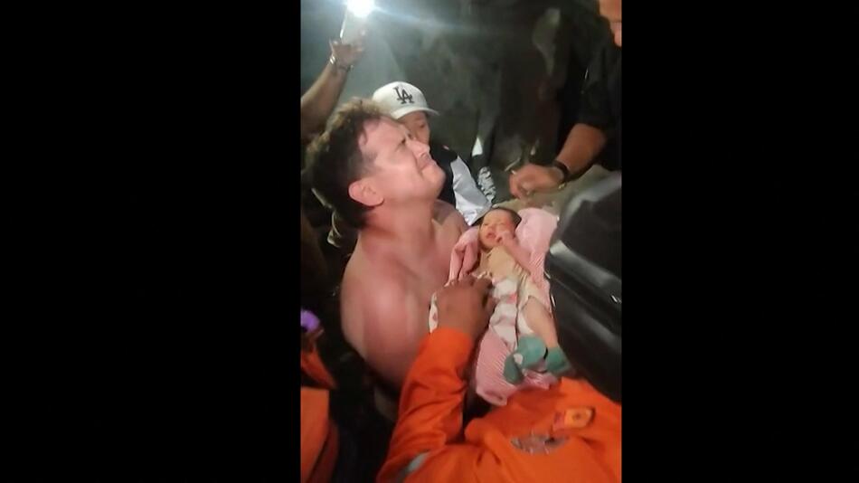 18 Tage altes Baby nach 32 Stunden lebend aus Trümmern gerettet
