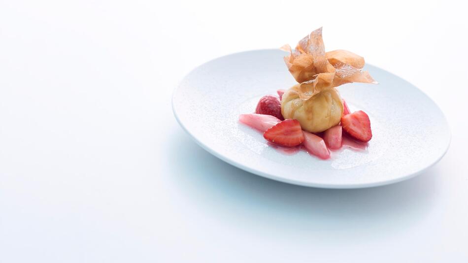 Strudelsäckchen auf Rhabarber-Erdbeer-Ragout nach Johann Lafer.