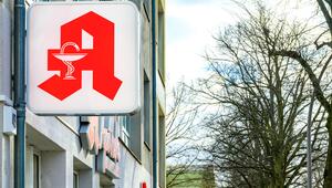 Apotheken-Zeichen an einer Fassade