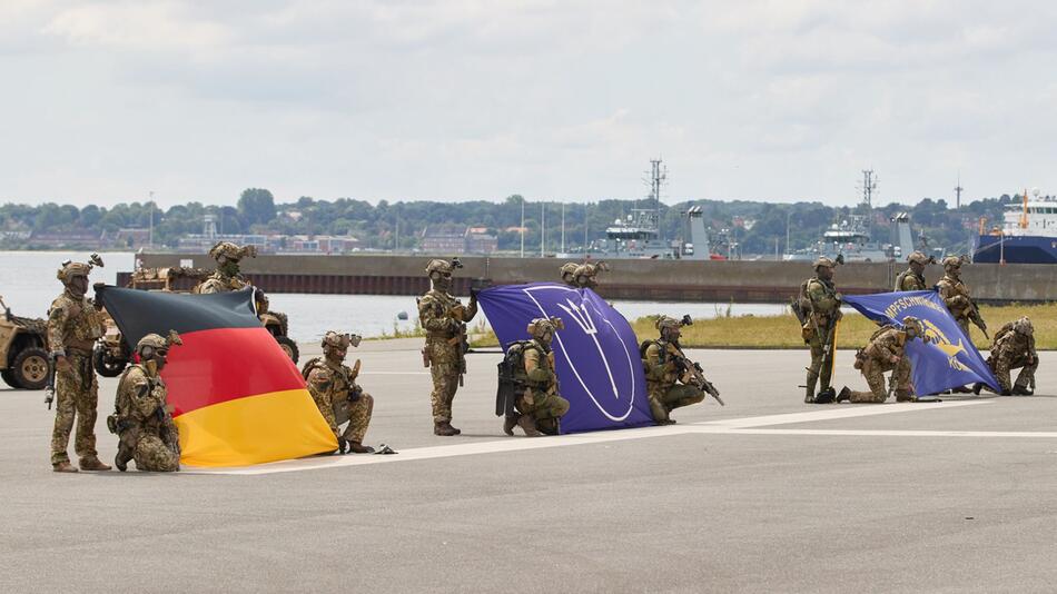 Kampfschwimmer der Marine feiern 60 Jahre mit Appell