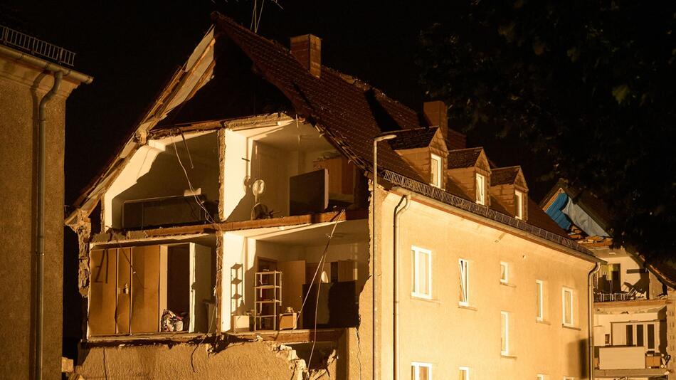 Schwere Unwetter richten massive Schäden an – Frau von Baum erschlagen