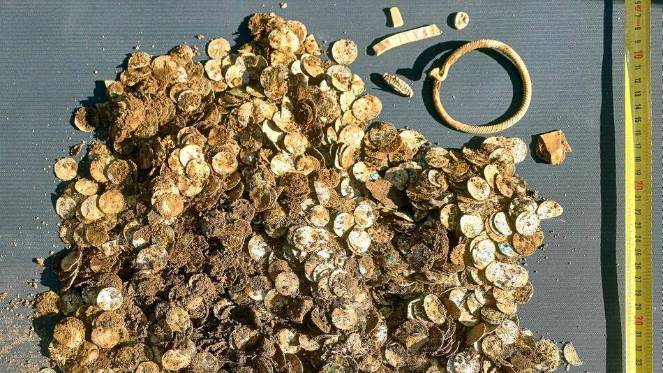 Hobbyschatzsucher gräbt Finnlands größten Silberschatz der Wikingerzeit aus