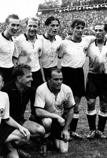 Die deutschen Weltmeister posieren nach dem Triumph 1954 in Bern über Ungarn für die Fotografen