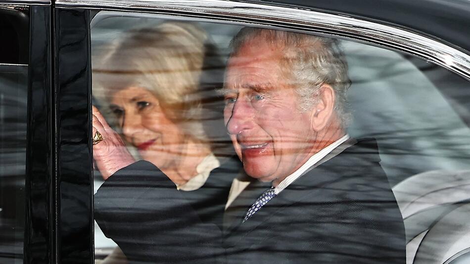 König Charles III. und Königin Camilla beim Verlassen des Clarence House.