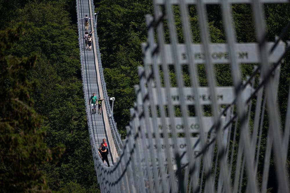 Besucher gehen über den Skywalk Willingen im Sauerland