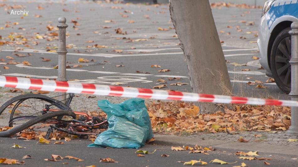 Radfahrerin wird in Berlin-Wilmersdorf bei einem Unfall mit einem Betonmischer schwer verletzt