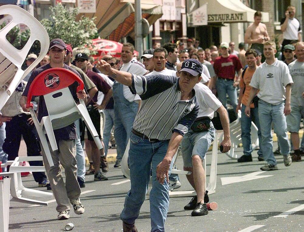 Deutsche Hooligans liefern sich am 21. Juni 1998 eine Straßenschlacht mit der Polizei in Lens