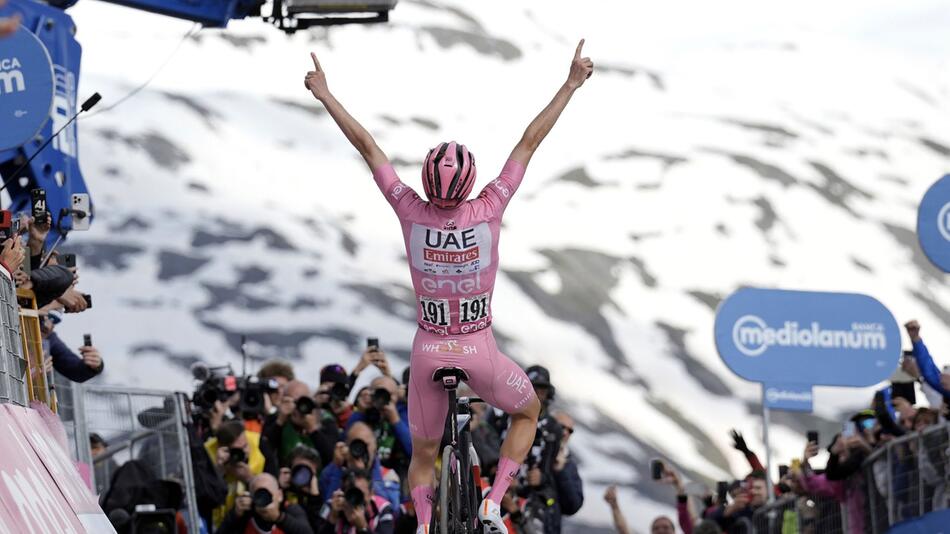 Tadej Poagaca jubelt im Ziel der 15. Etappe beim Giro d’Italia