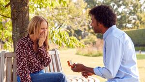 Mann macht Frau Heiratsantrag