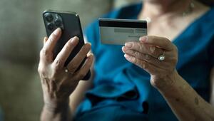 Frau am Handy mit Kreditkarte