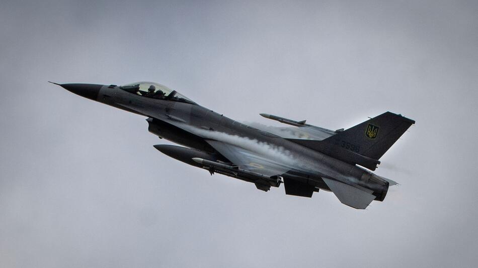 Ukraine-Krieg - Selenskyj stellt erste F-16 der Ukraine vor