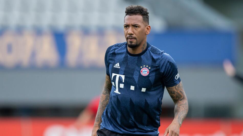 Jérôme Boateng beim Aufwärmen im entsprechenden Shirt des FC Bayern München