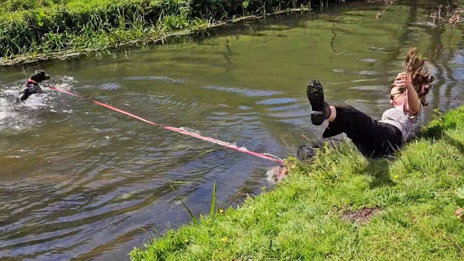 Frau fällt ins Wasser