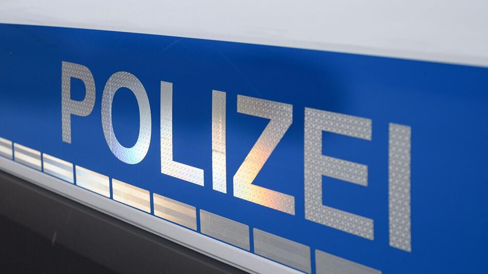 Der Polizei-Schriftzug auf einem Einsatzwagen.