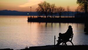 Mann am Ufer des Bodensees