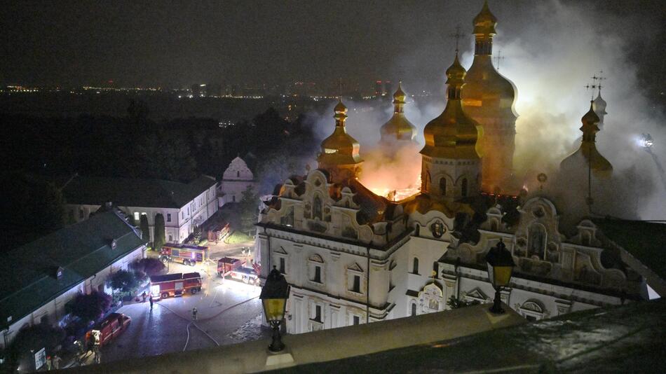 Russische Angriffe auf Kiew – berühmtes Höhlenkloster brennt