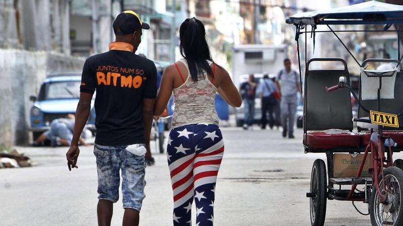 Ein Paar läuft durch eine Straße in Havanna