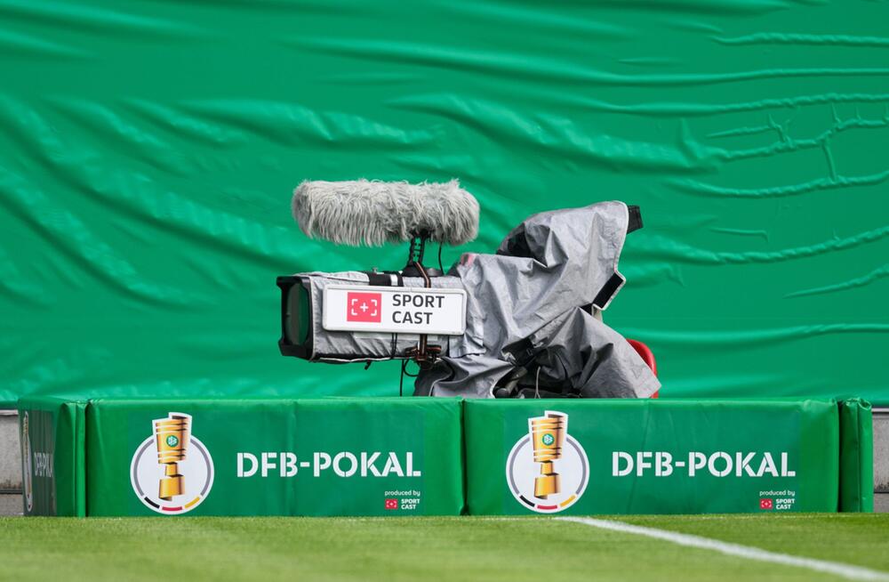 Eine Fernsehkamera ist im Rahmen eines DFB-Pokalspiels im Einsatz