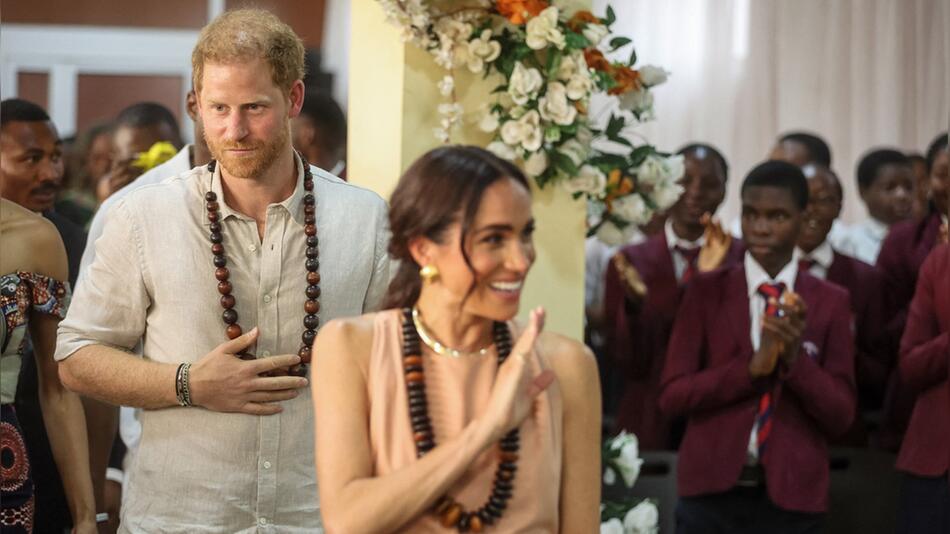 Prinz Harry und Herzogin Meghan sind in Nigeria angekommen.