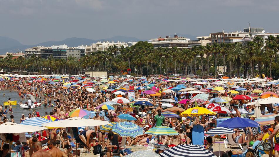 Überfüllter Strand in Spanien