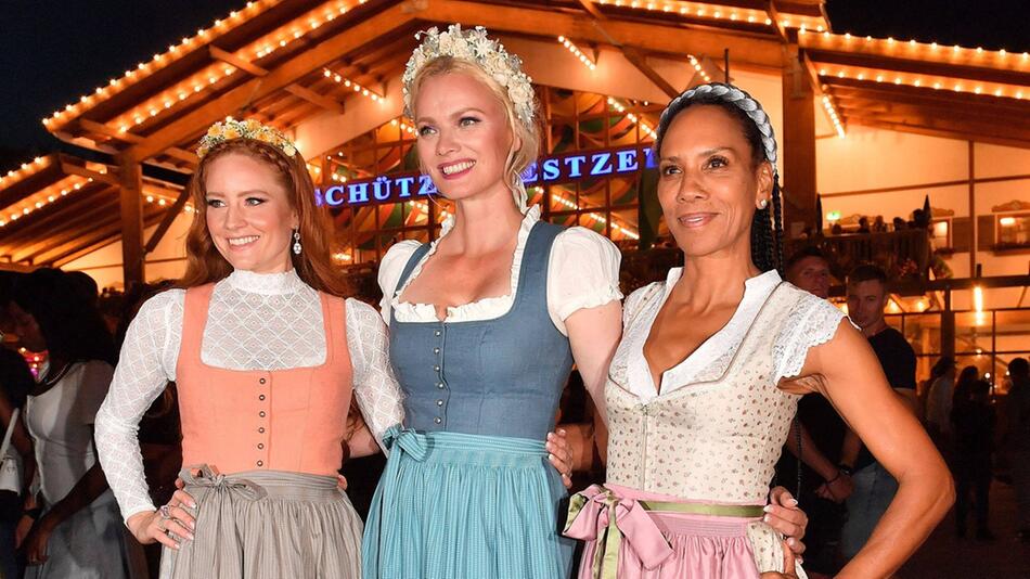 Barbara Meier, Franziska Knuppe und Barbara Becker (v.l.) beim Almauftrieb auf dem Oktoberfest 2023.