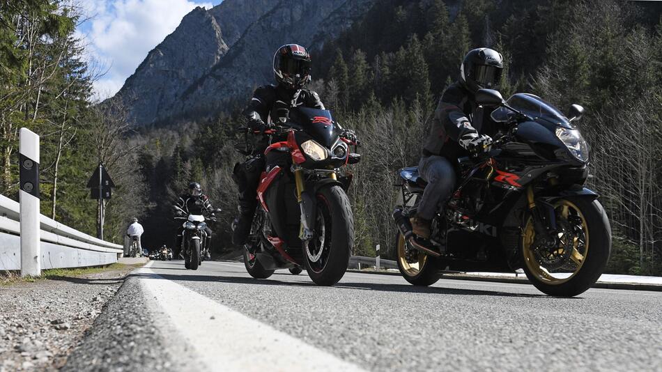 Motorradfahrer am Kesselberg