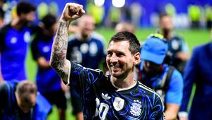 Lionel Messi hebt Faust und lacht.