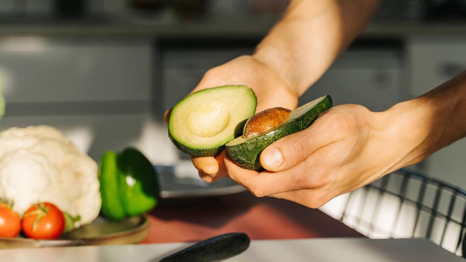 An einer bestimmten Stelle lässt sich erkennen, ob die Avocado schon reif ist