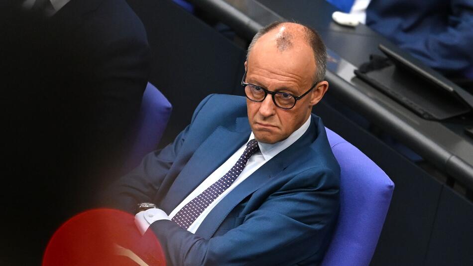 Bei Merz' Erklärung wird es hitzig und laut
