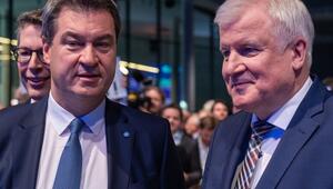 Markus Söder und Horst Seehofer stehen nebeneinander.