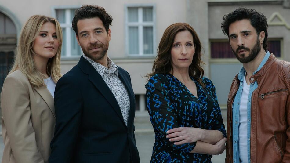 Stars aus "GZSZ": V.l.: Alicia (Josefin Bressel), Carlos (Patrick Fernandez), Katrin (Ulrike ...