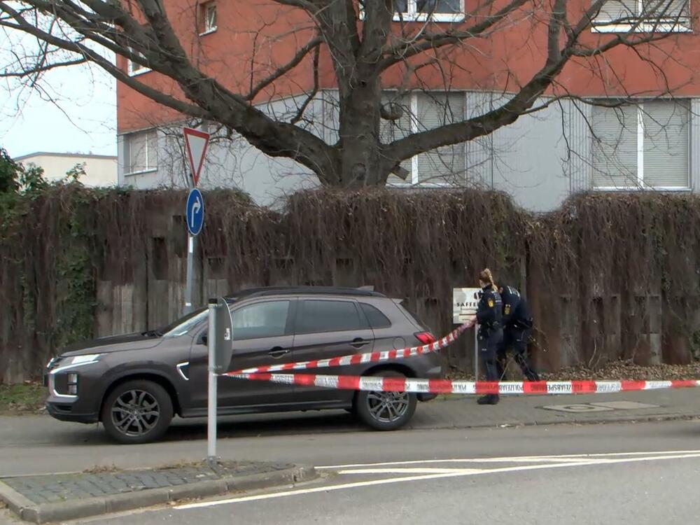 Mann dringt in Wohnung ein und sticht auf Ehepaar ein