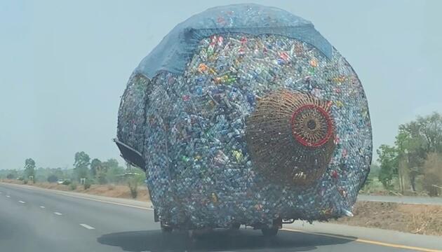 Plastikberg rollt über Thailands Straßen - Pick-up verschwindet unter Müll