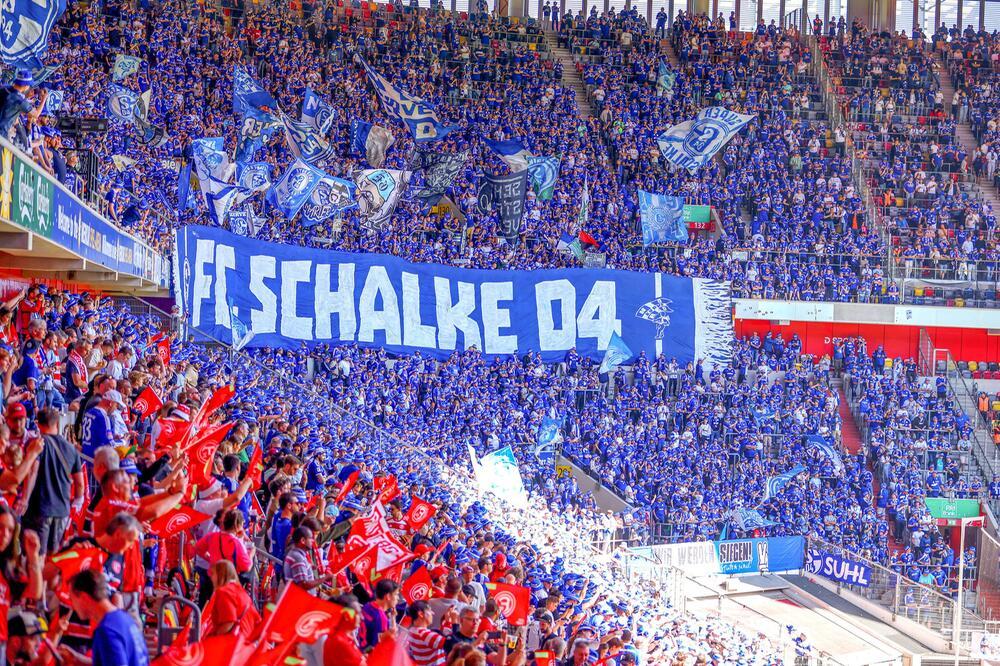 Die Fortuna aus Düsseldorf wahrt sich mit dem Heimsieg über Schalke die Aufstiegschance.