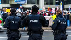 Polizei begleitet eine Demonstration gegen Rechtextremismus