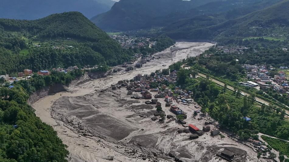 Zahl der Toten nach Sturzflut steigt - Hunderte Touristen vermisst
