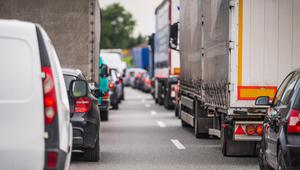 Stau auf einer Autobahn. 