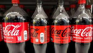 Cola-Flaschen im Regal