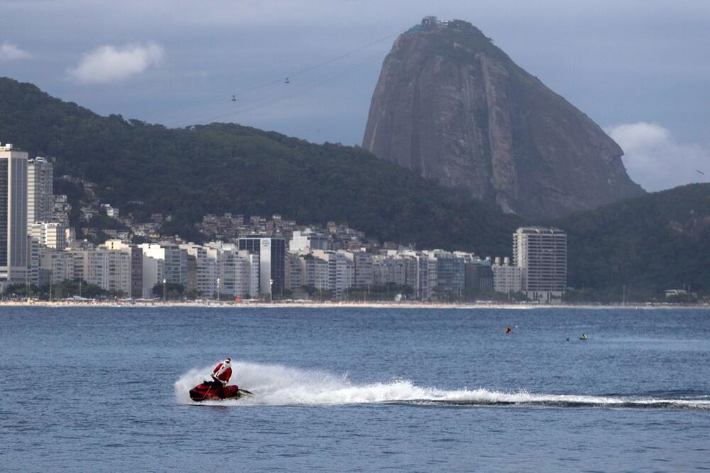 Weihnachtsmann rettet Badegäste in Rio