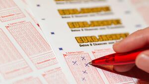 Ein Lottoschein des Eurojackpot wird ausgefüllt.