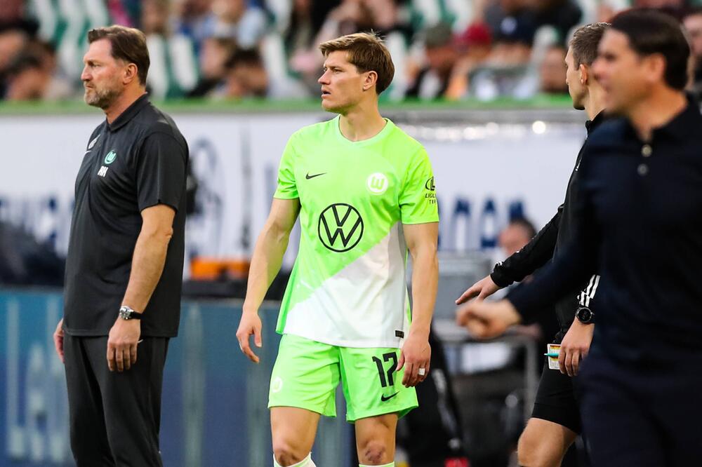 Wolfsburgs Trainer Ralph Hasenhüttl (links) und Stürmer Kevin Behrens im April 2024.