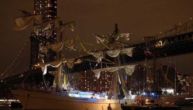 Schiff kollidiert mit Brooklyn Bridge in New York