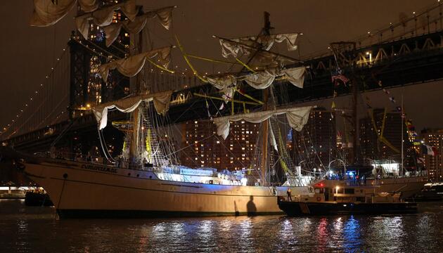 Schiff kollidiert mit Brooklyn Bridge in New York