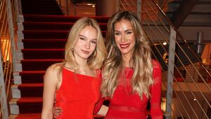 Mutter Yasmina Filali im Partnerlook mit Tochter Sam Helmer.